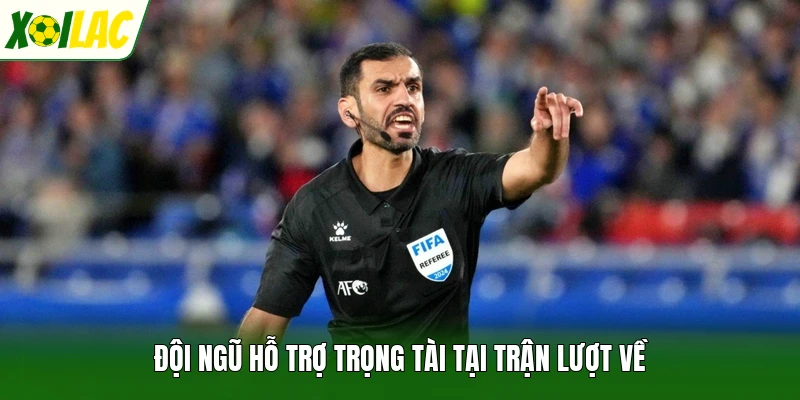 Đội ngũ hỗ trợ trọng tài tại trận lượt về